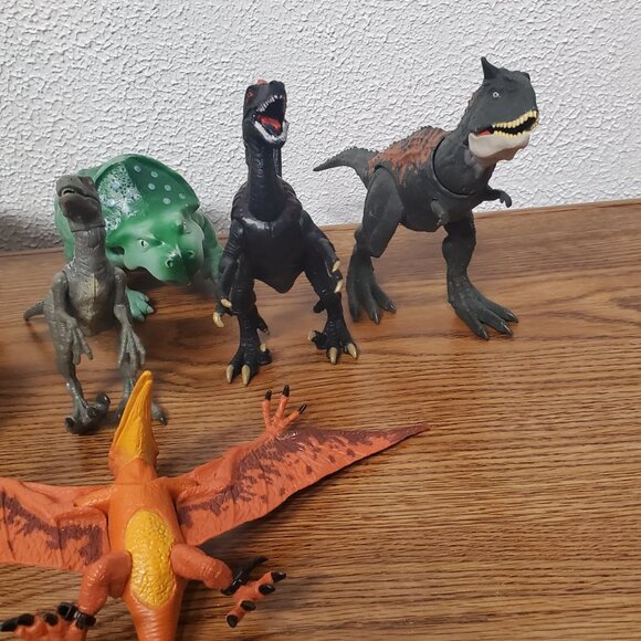 Action Figures - Lot of 11 Dinosaurs all Poseable w/Moveable Pieces - 6"-9" Tall - Picture 3 of 8